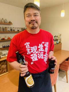 嬉しそうなシェフ^_^！ベン＆りえさんからのビール！